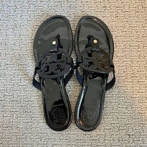 Tory Burch MILLER SANDAL, PATENT LEATHER